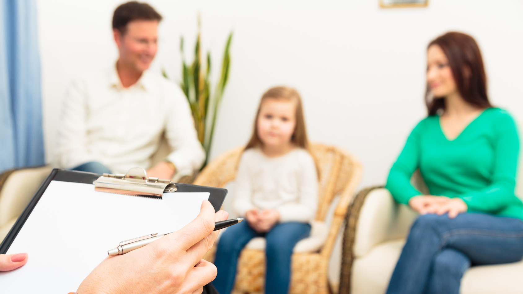 Familie, die einen Psychotherapeuten aufsucht