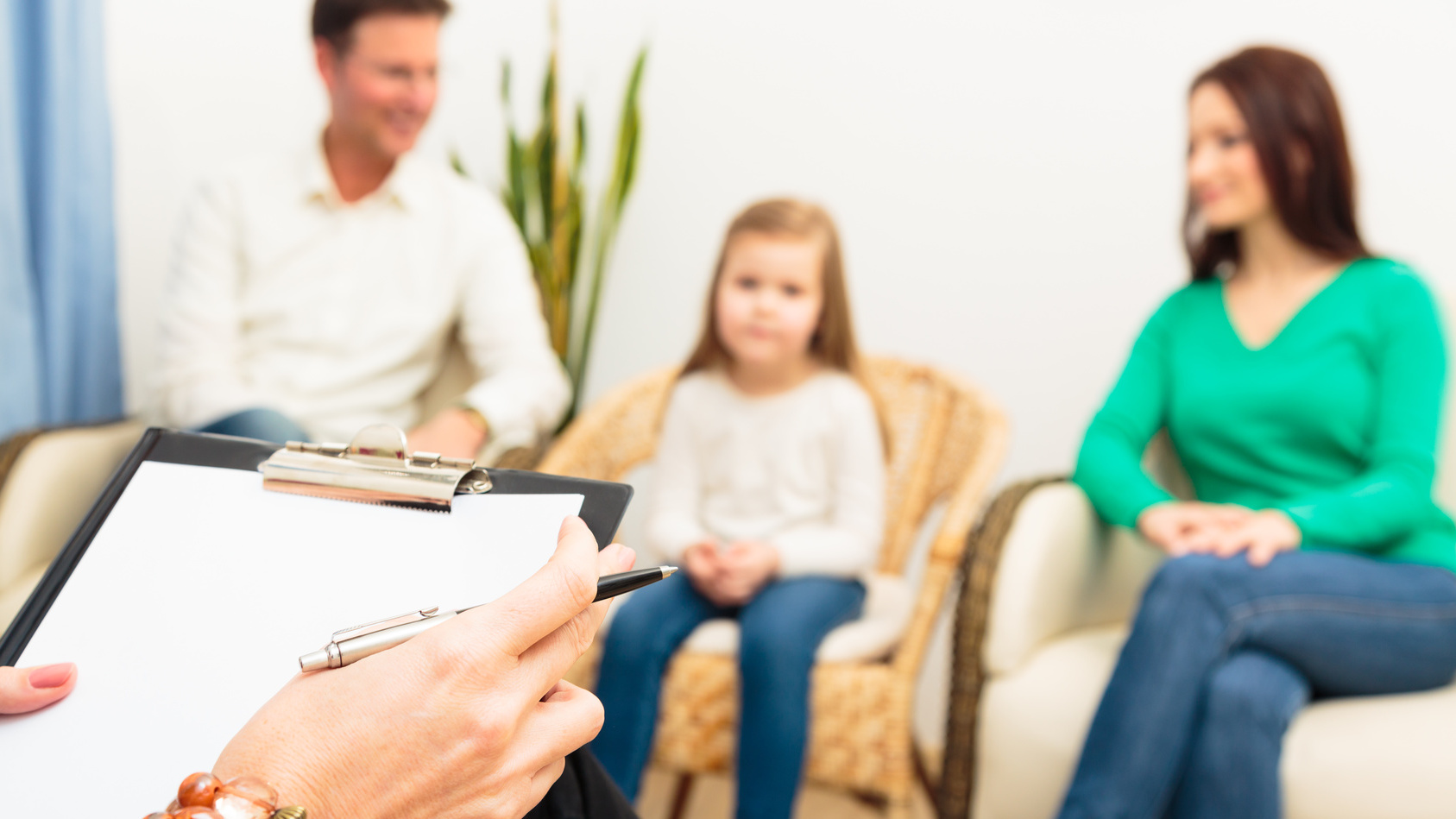 Familie, die einen Psychotherapeuten aufsucht