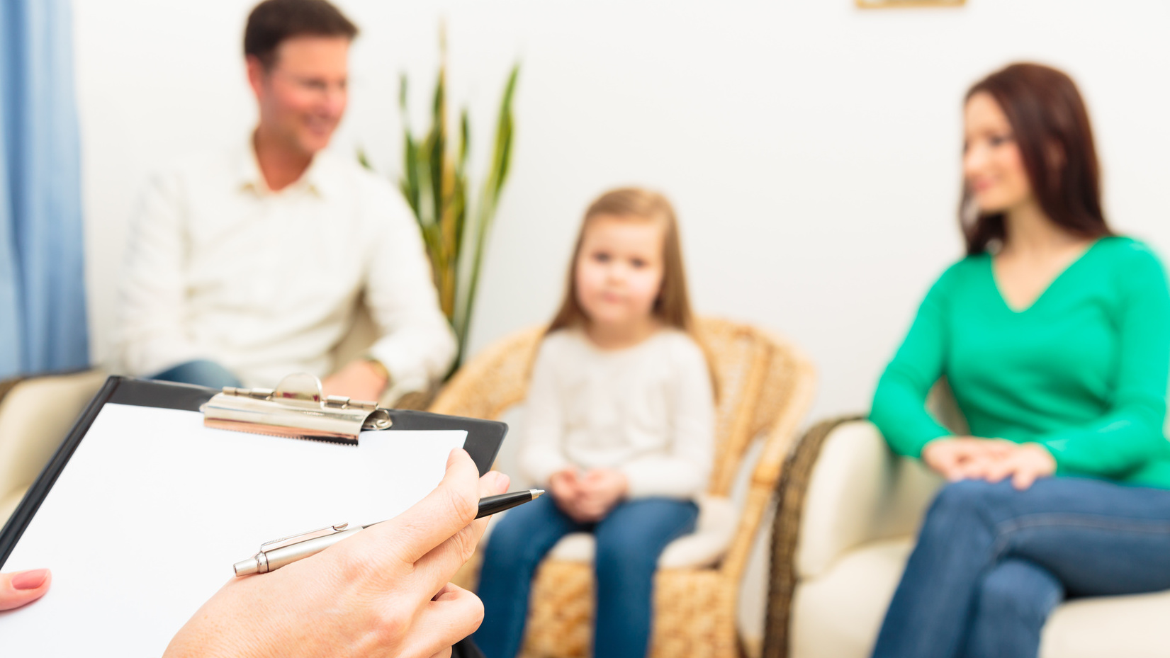 Familie, die einen Psychotherapeuten aufsucht
