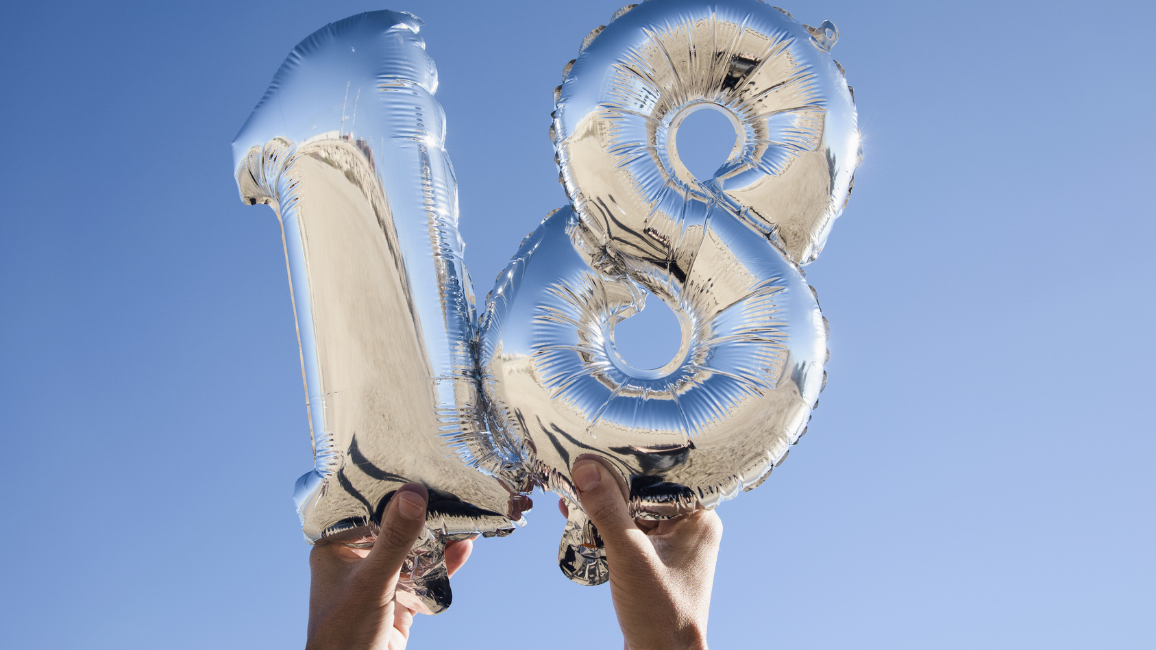 Zahlenfoermige Luftballons, die die Zahl 18 bilden