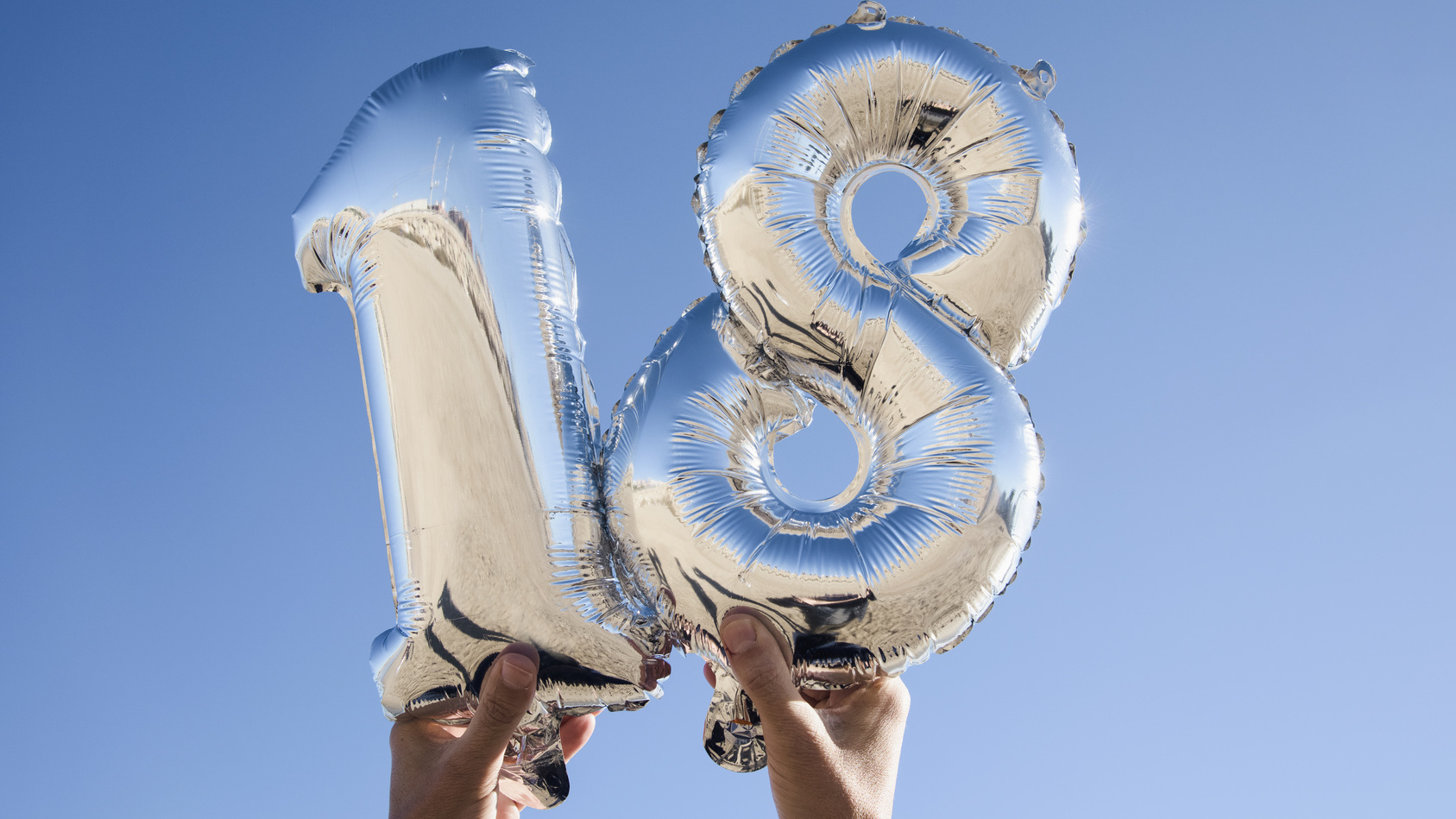 Zahlenfoermige Luftballons, die die Zahl 18 bilden