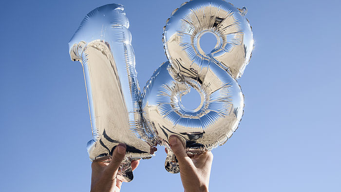 Zahlenfoermige Luftballons, die die Zahl 18 bilden