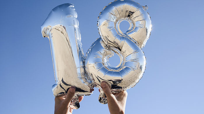 Zahlenfoermige Luftballons, die die Zahl 18 bilden