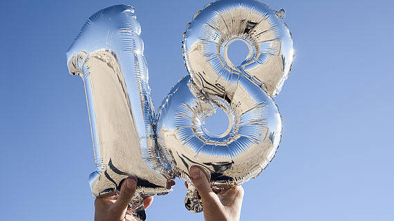 Zahlenfoermige Luftballons, die die Zahl 18 bilden