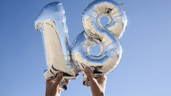 Zahlenfoermige Luftballons, die die Zahl 18 bilden