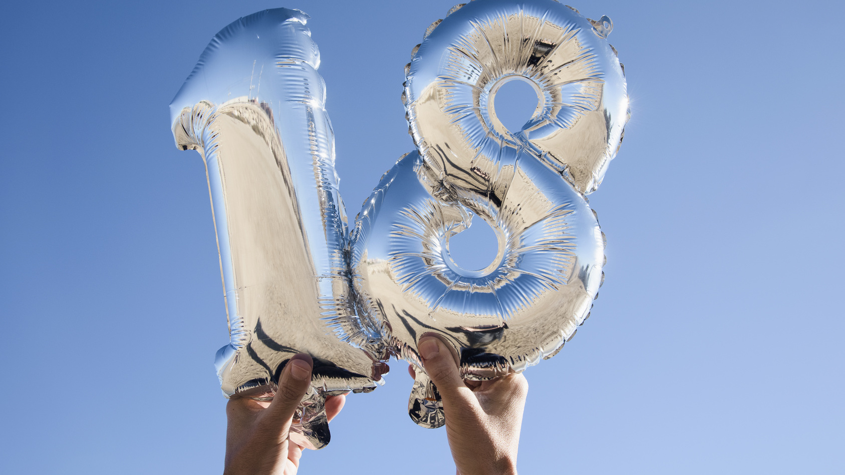 Zahlenfoermige Luftballons, die die Zahl 18 bilden