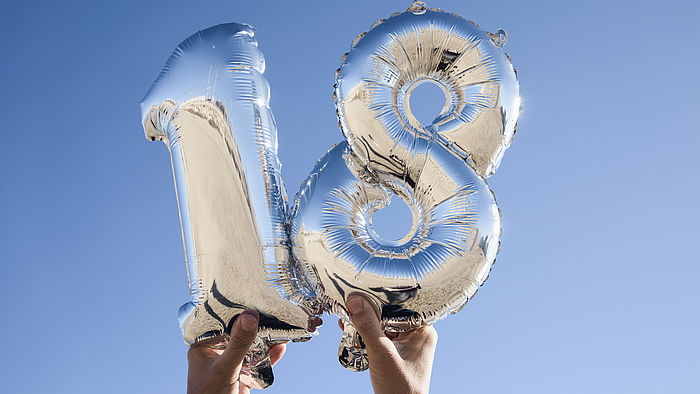 Zahlenfoermige Luftballons, die die Zahl 18 bilden
