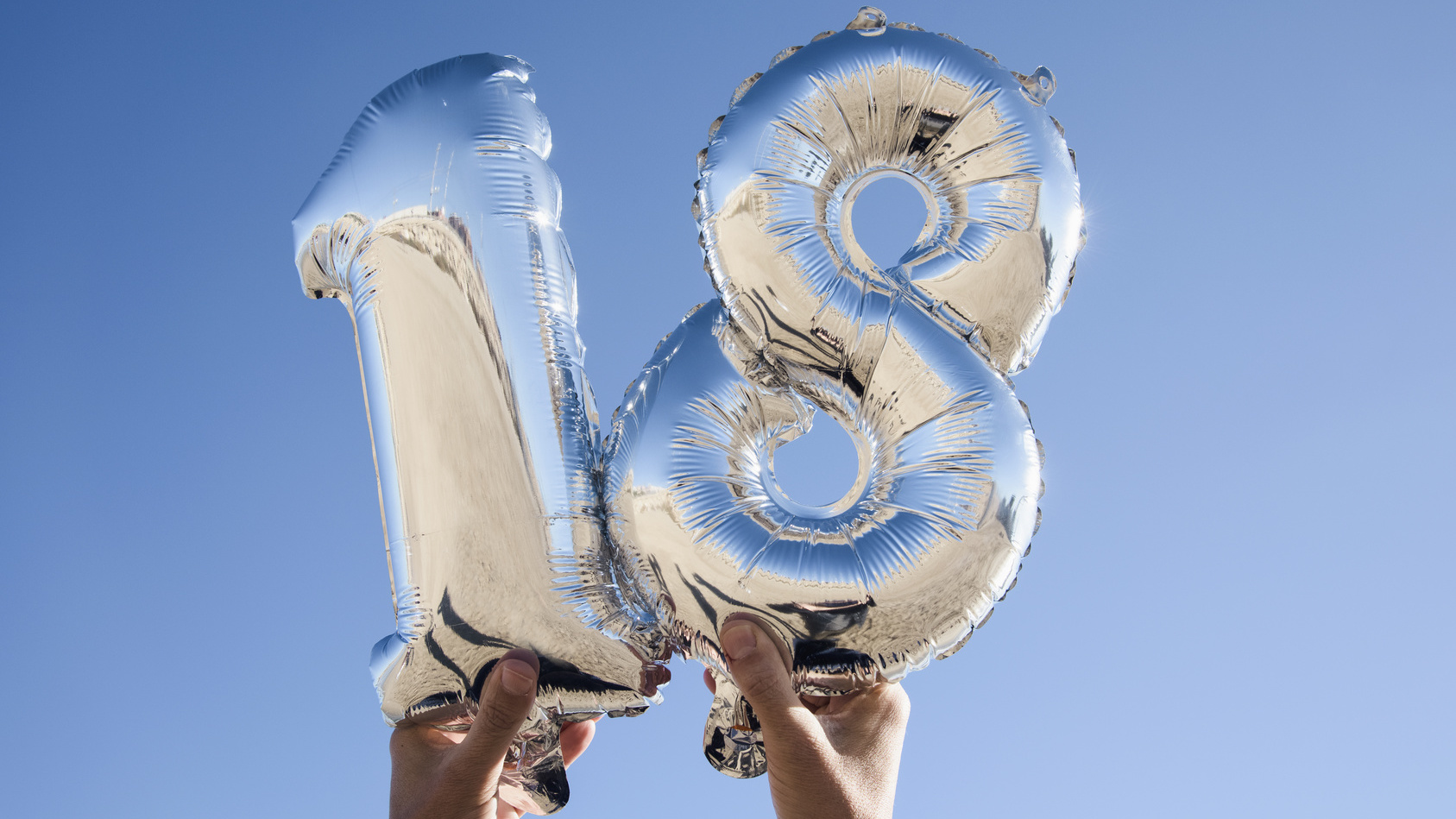 Zahlenfoermige Luftballons, die die Zahl 18 bilden