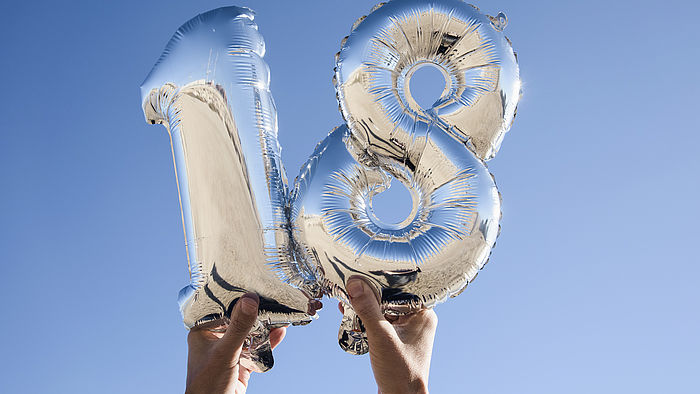 Zahlenfoermige Luftballons, die die Zahl 18 bilden