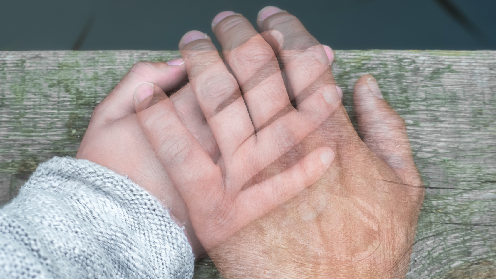 Zwei transparente Haende liegen aufeinander