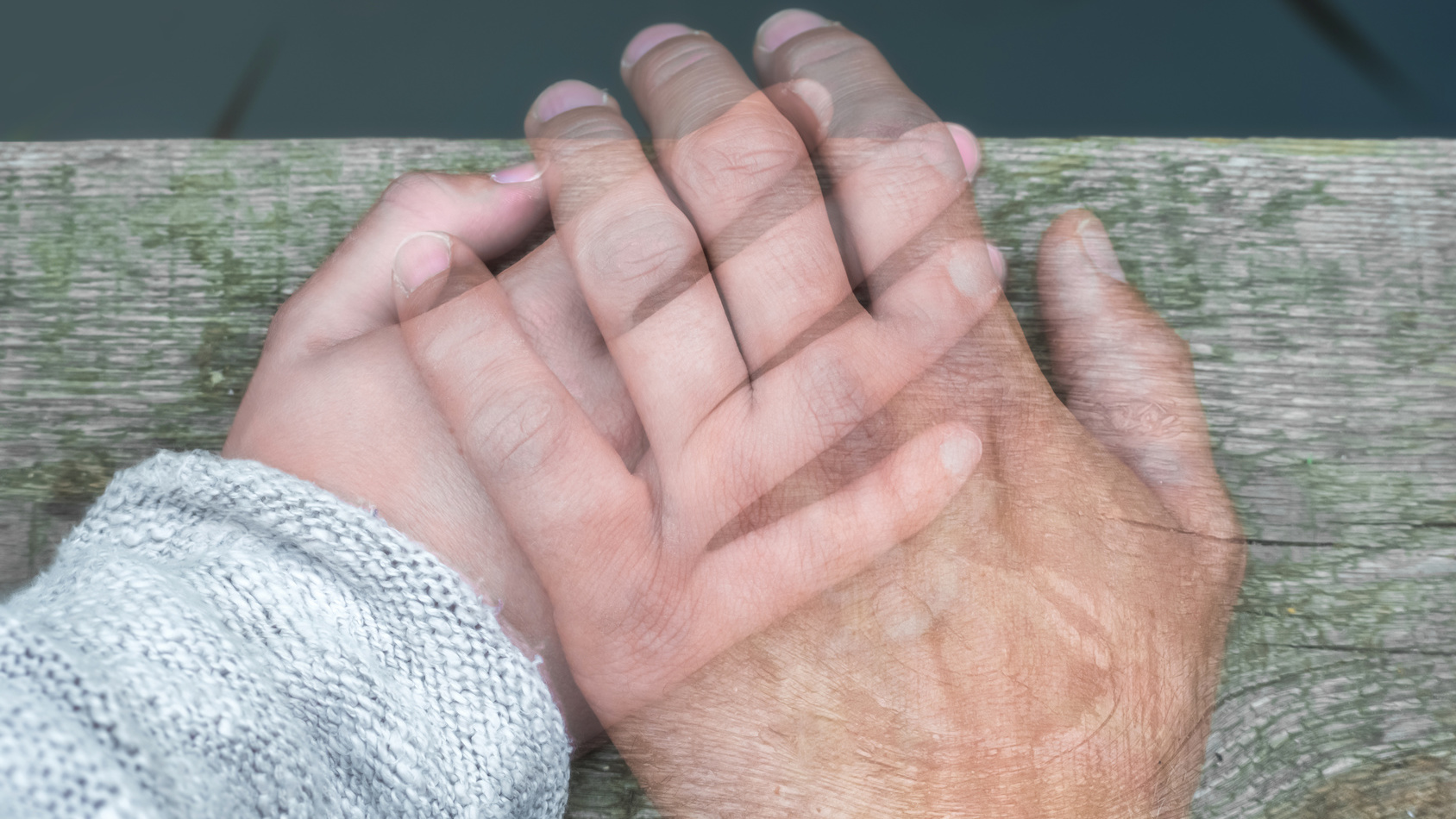 Zwei transparente Haende liegen aufeinander