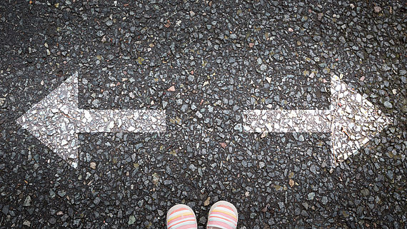 Zwei Pfeile zeigen nach rechts und links