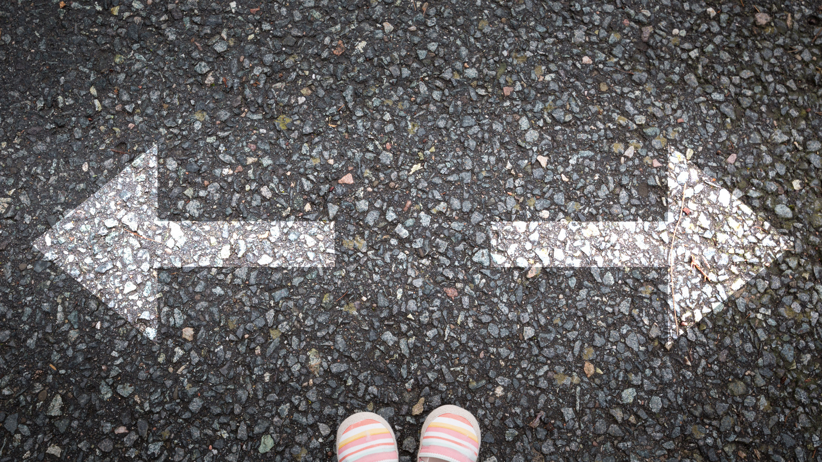 Zwei Pfeile zeigen nach rechts und links