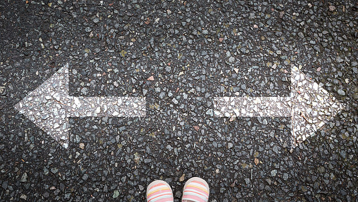 Zwei Pfeile zeigen nach rechts und links