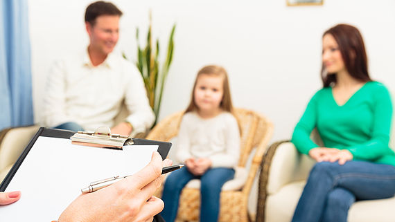 Familie, die einen Psychotherapeuten aufsucht