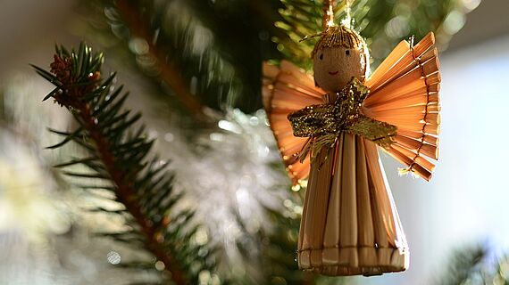 Weihnachtsengel an einem Christbaum