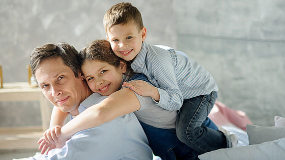 Vater mit zwei kleinen Kindern