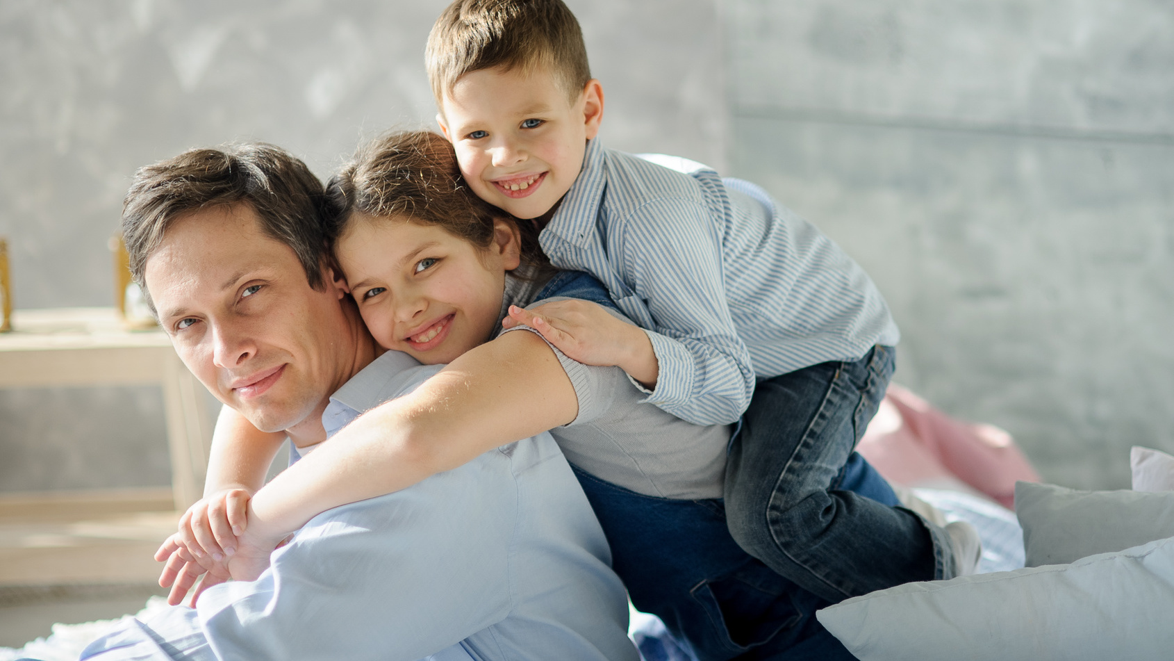 Vater mit zwei kleinen Kindern