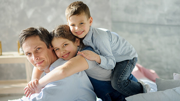 Vater mit zwei kleinen Kindern