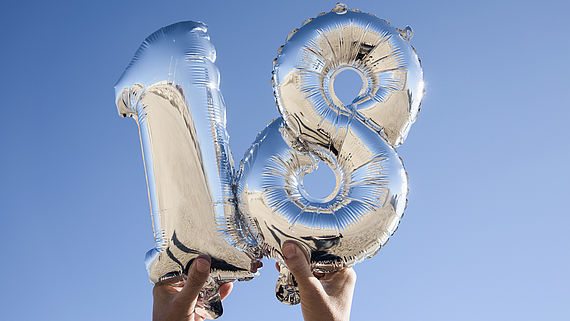 Zahlenfoermige Luftballons, die die Zahl 18 bilden