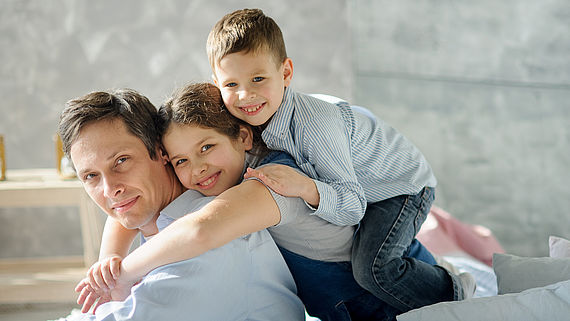 Vater mit zwei Kindern