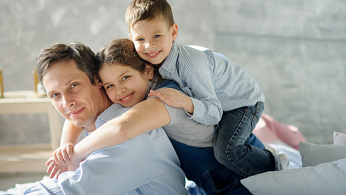 Vater mit zwei Kindern
