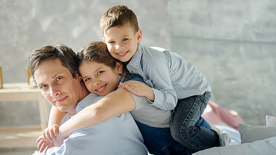 Vater mit zwei Kindern