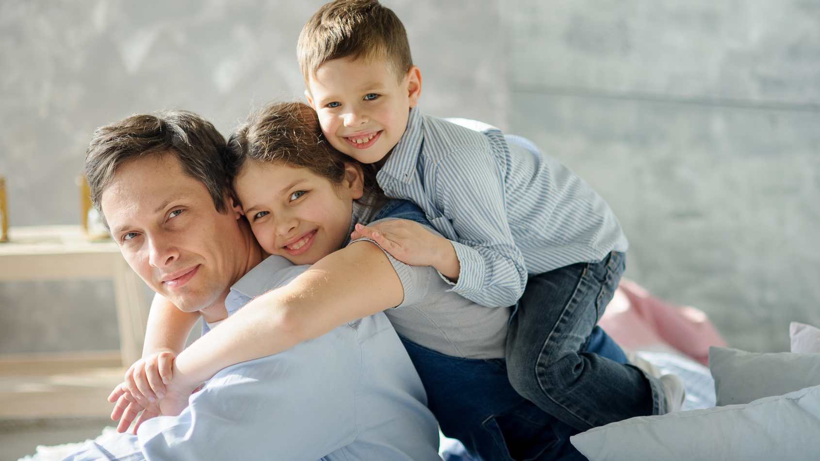 Vater mit zwei Kindern