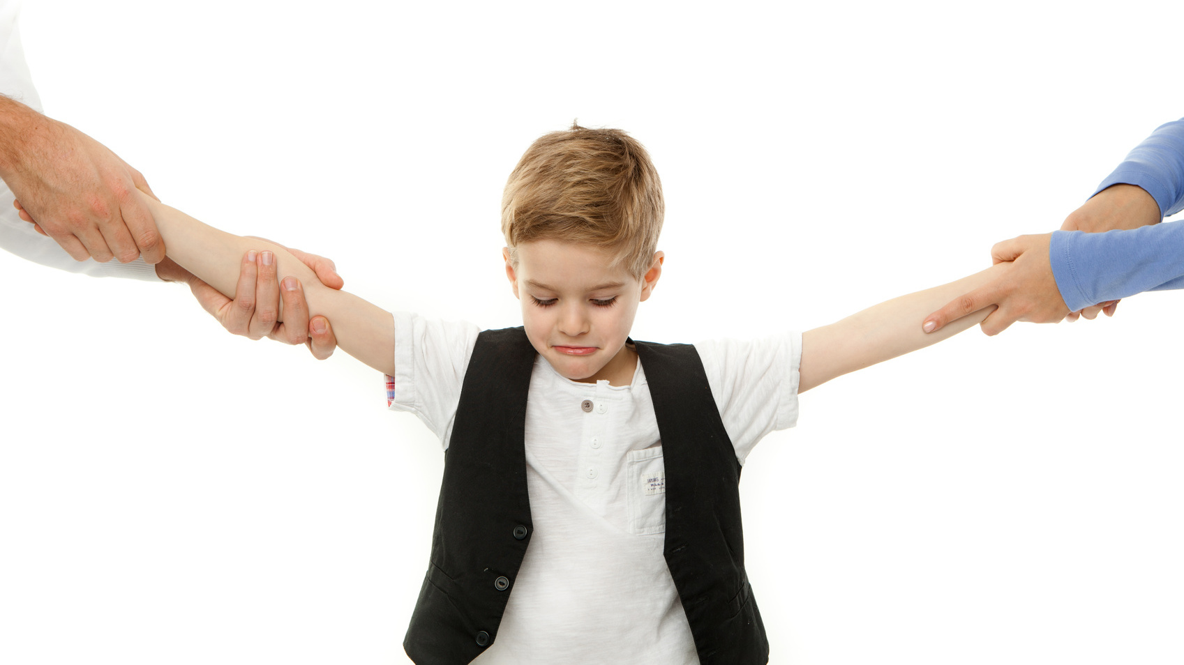 Kleiner Junge wird an jeweils einem Arm von einem Elternteil gezogen
