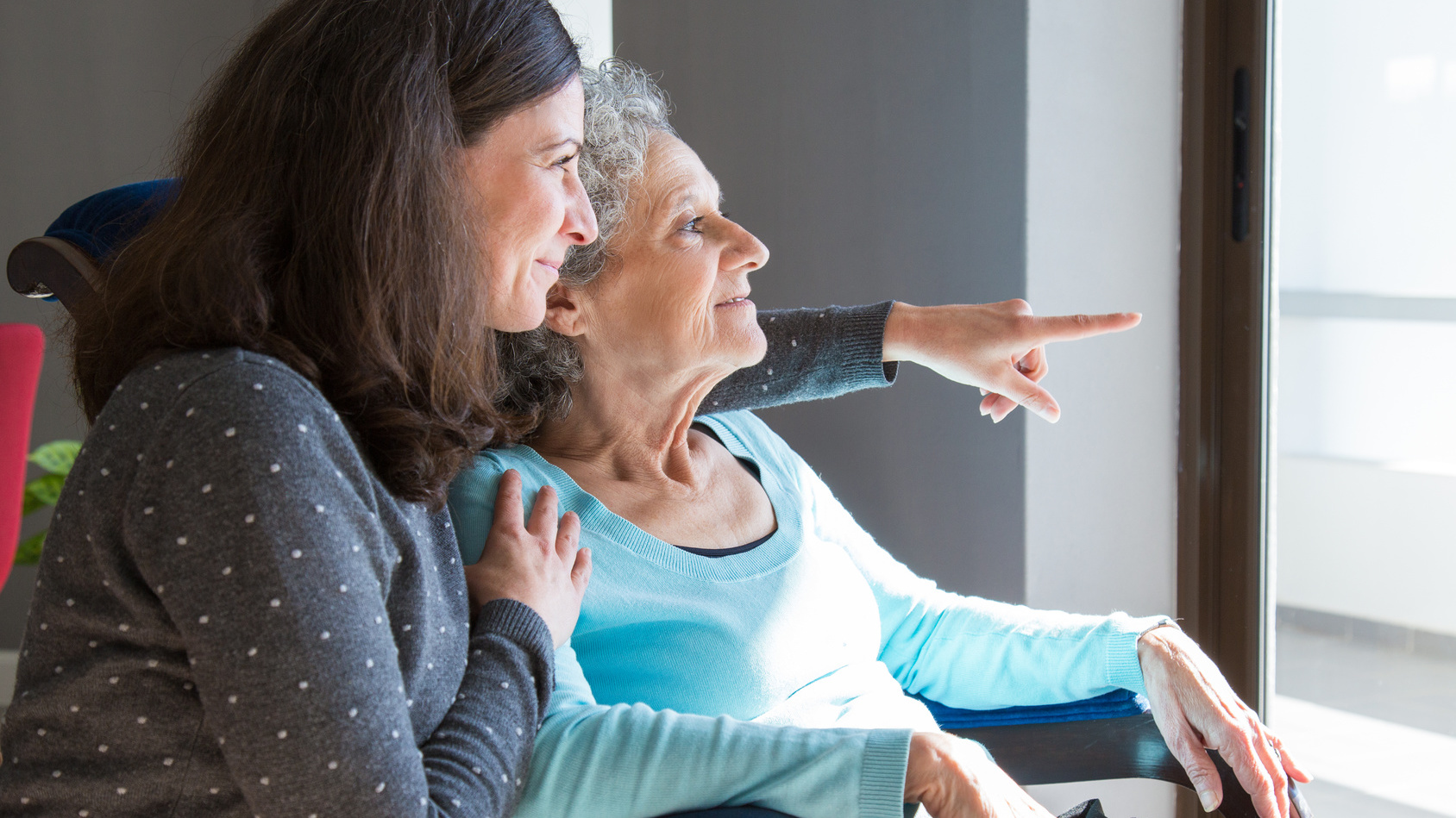 Seniorin mit ihrer Tochter