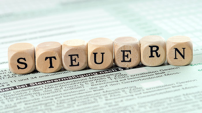 Buchstabenwuerfel mit dem Wort Steuern