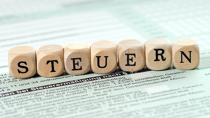 Buchstabenwuerfel mit dem Wort Steuern