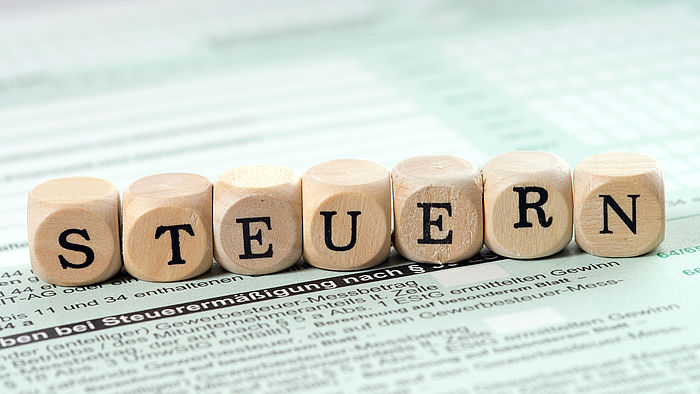 Buchstabenwuerfel mit dem Wort Steuern
