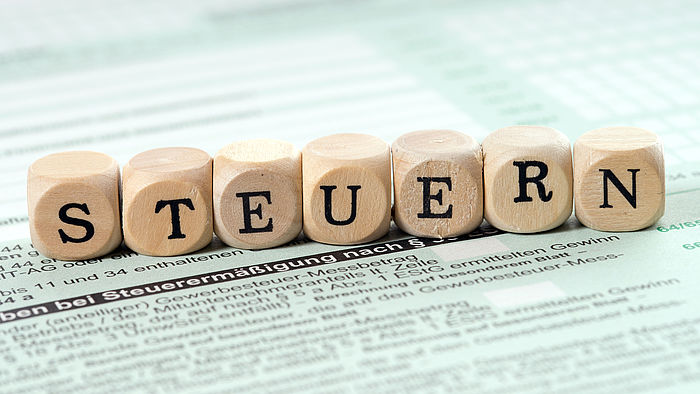 Buchstabenwuerfel mit dem Wort Steuern