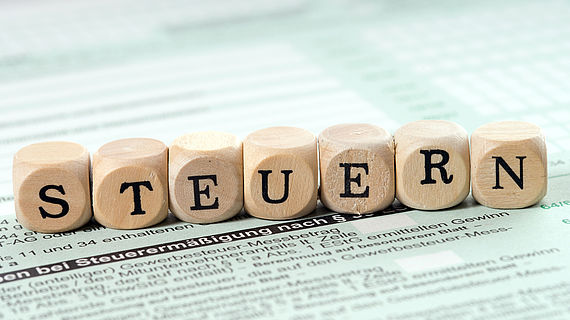 Buchstabenwuerfel mit dem Wort Steuern
