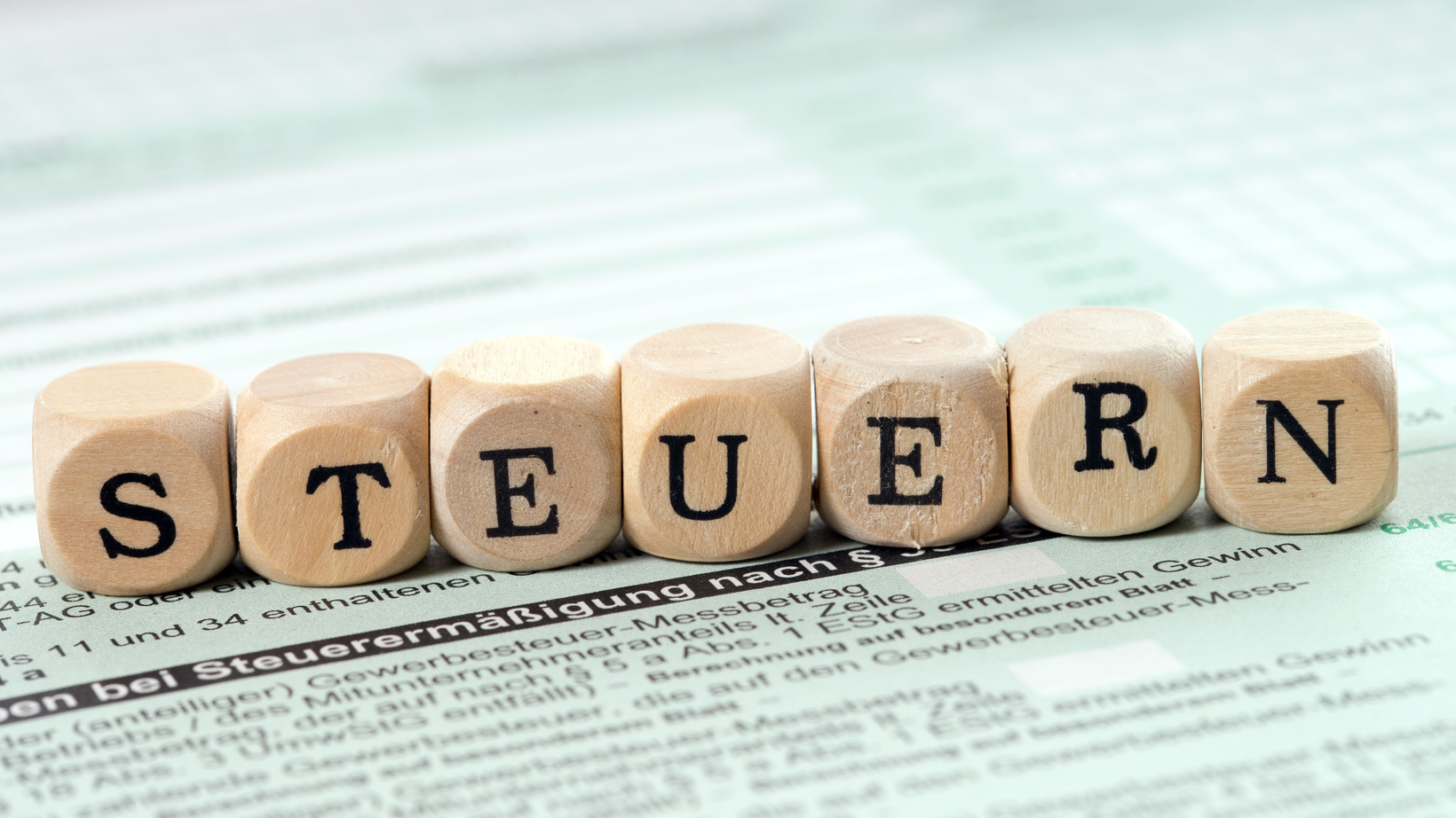 Buchstabenwuerfel mit dem Wort Steuern
