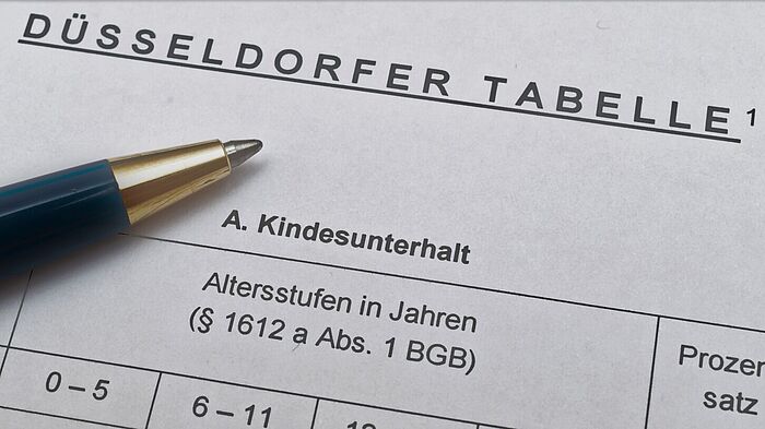 Stift liegt auf Dokument der Düsseldorfer Tabelle 2023 
