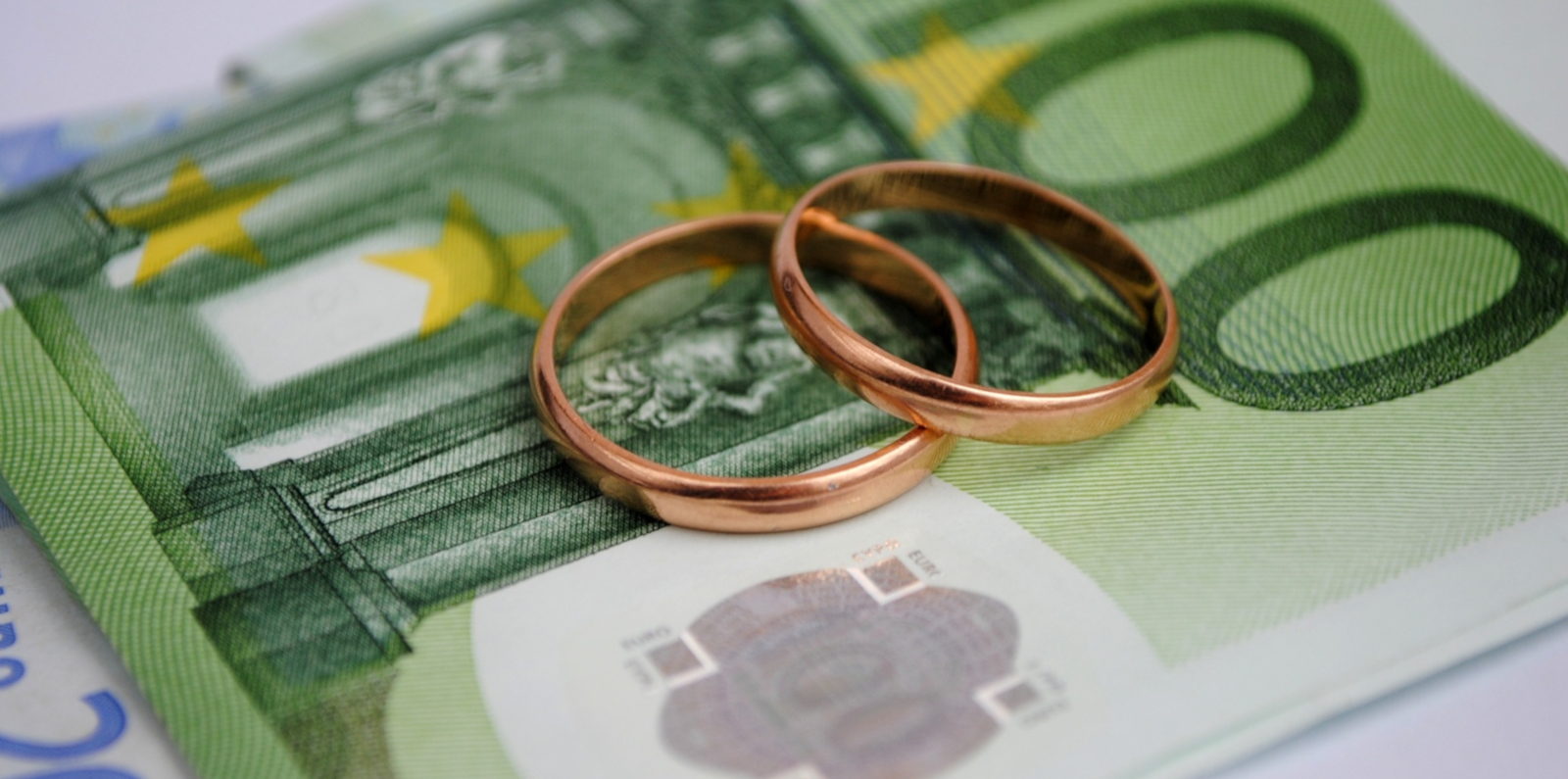Einhundert Euro Geldschein mit zwei Eheringen