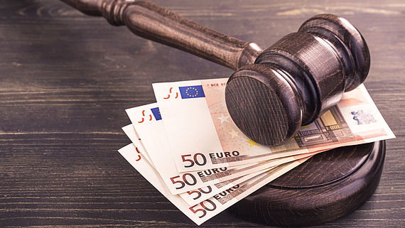 Richterhammer und vier Euro-Banknoten