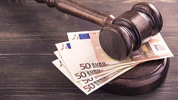 Richterhammer und vier Euro-Banknoten