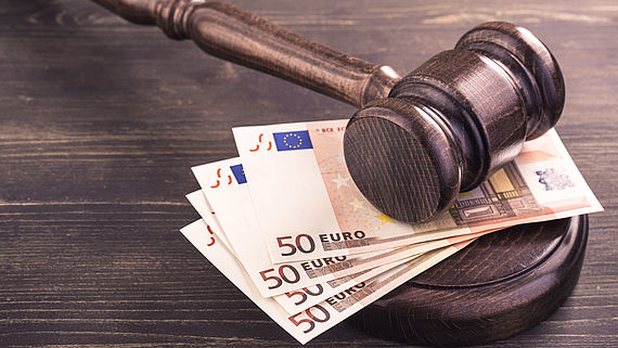 Richterhammer und vier Euro-Banknoten