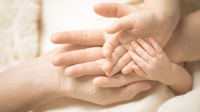 Nahaufnahme der Babyhand in Elternhände