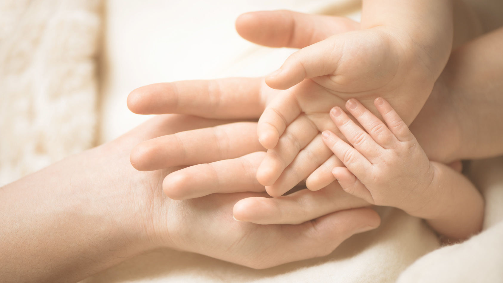Nahaufnahme der Babyhand in Elternhände
