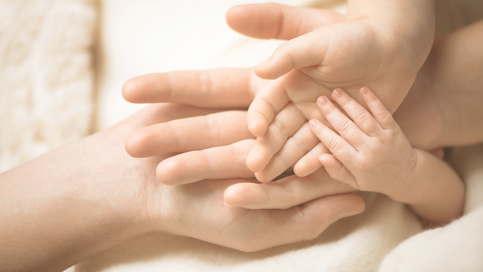 Nahaufnahme der Babyhand in Elternhände