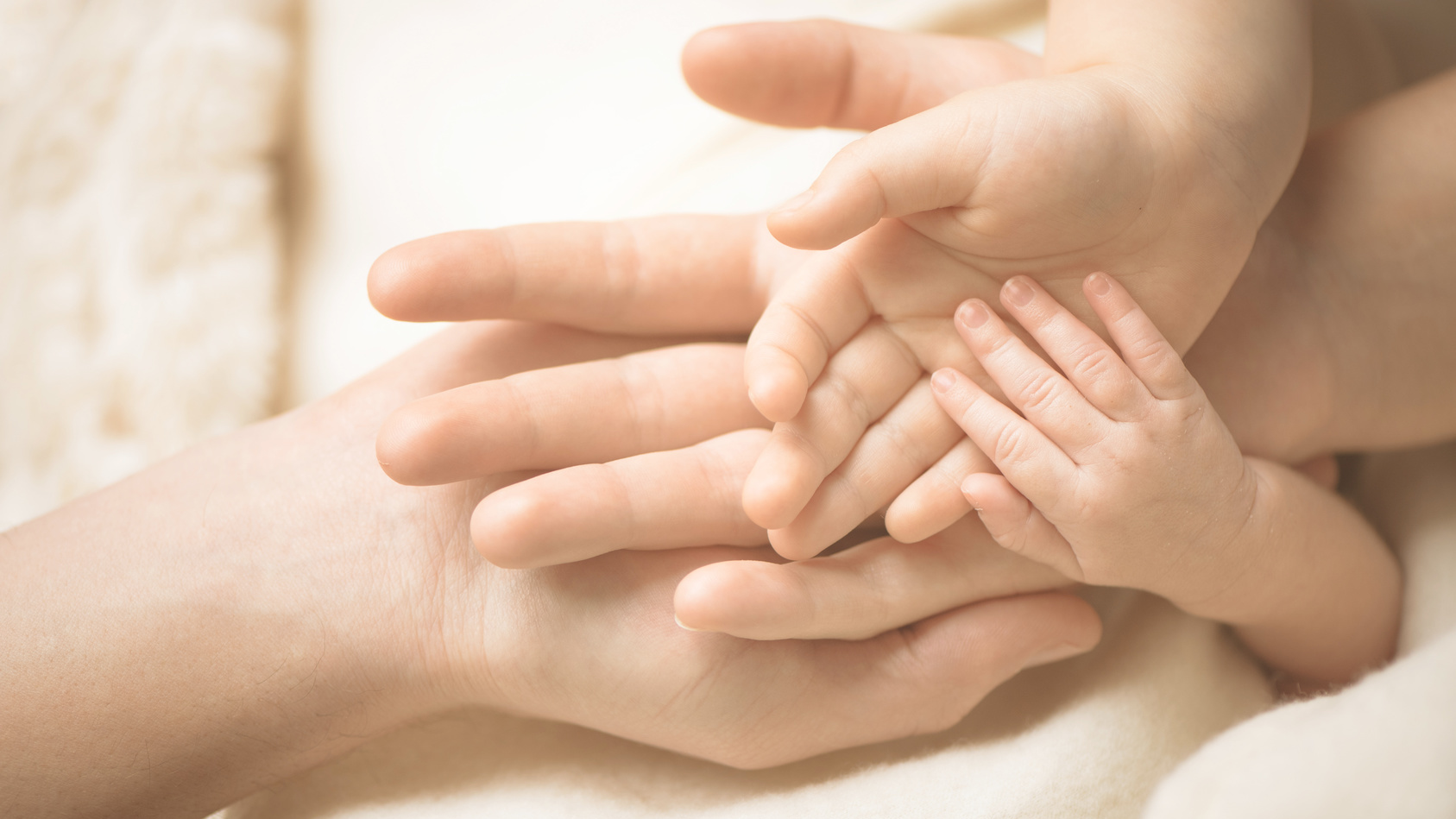 Nahaufnahme der Babyhand in Elternhände