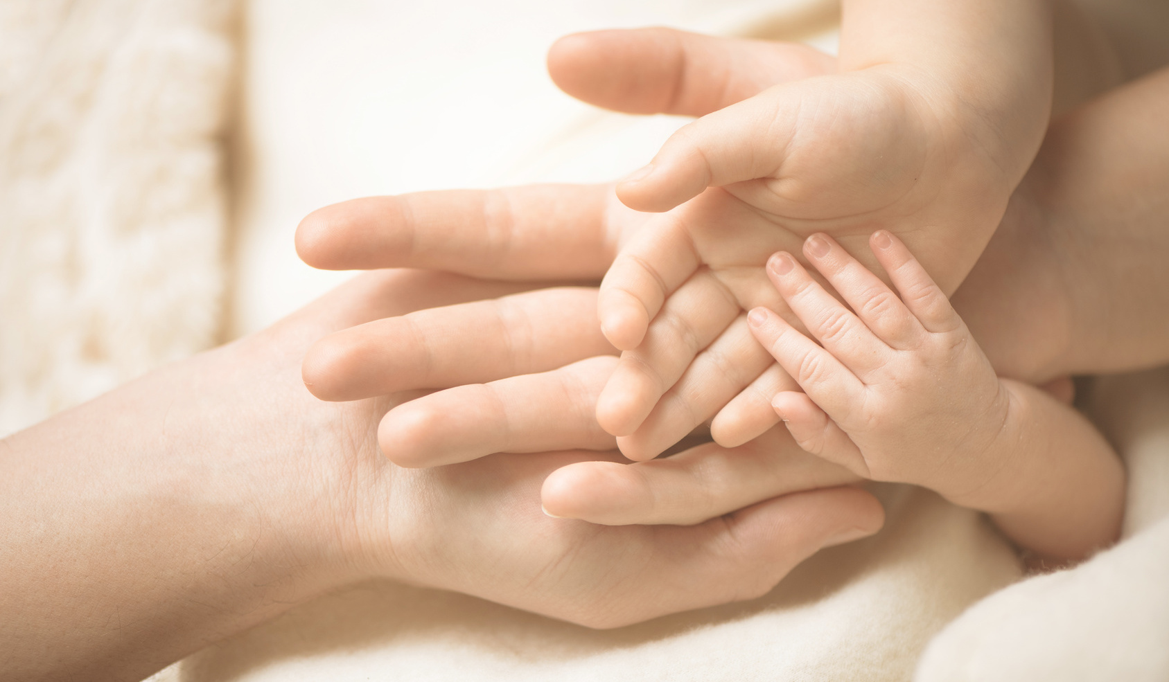 Nahaufnahme der Babyhand in Elternhände