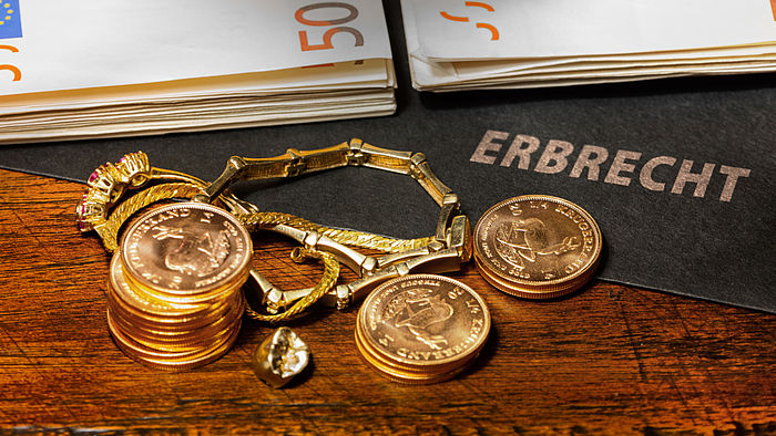 Geld und Schmuck