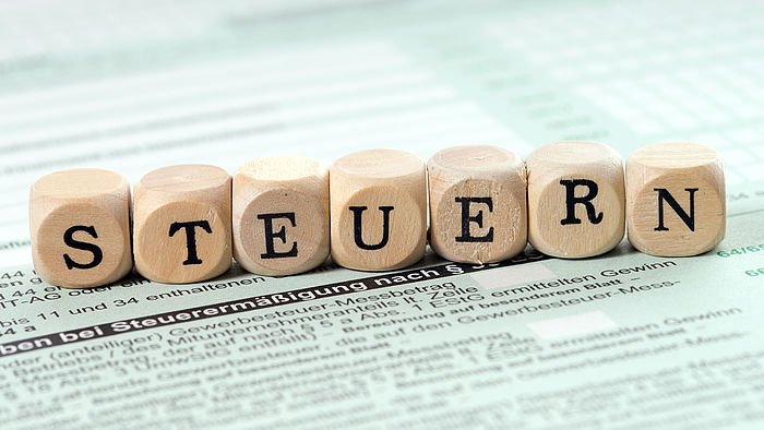 Buchstabenwuerfel mit dem Wort Steuern