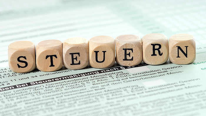 Buchstabenwuerfel mit dem Wort Steuern