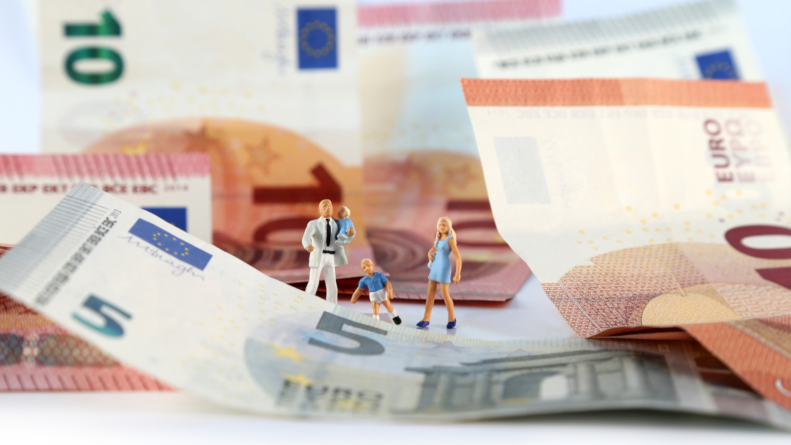 Miniaturfigurenfamilie mit Geldscheinen
